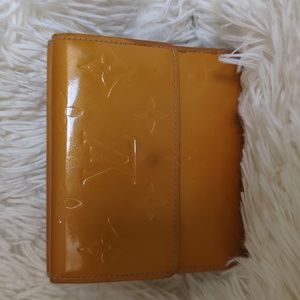 💯 AUTHENTIC LOUIS VUITTON VERNIS YELLOW WALLET IN GREAT CONDITION!